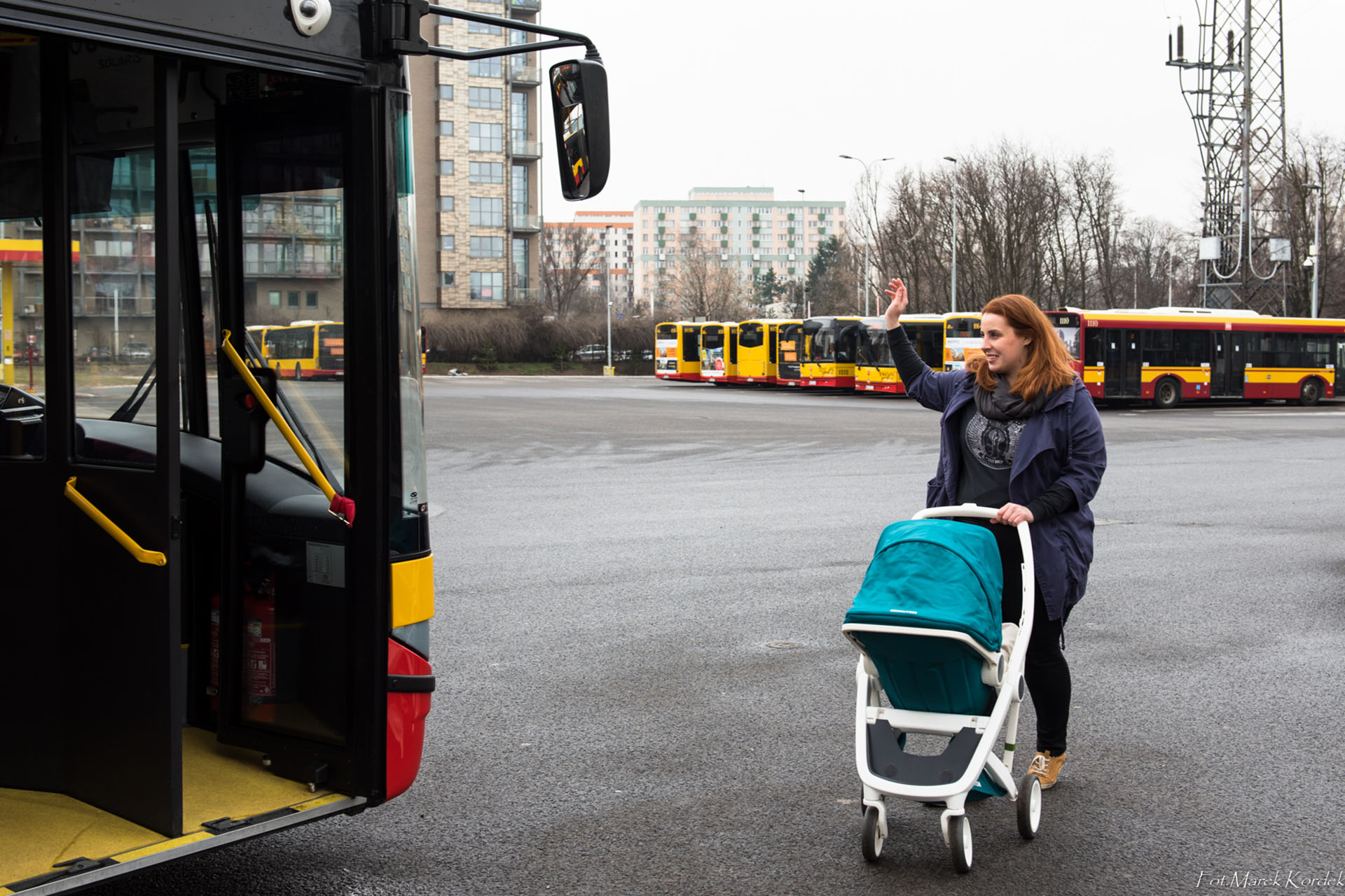 jak bezpiecznie przewozić wózek w autobusie