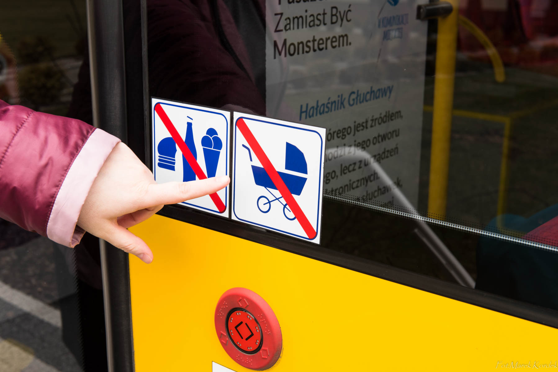 jak bezpiecznie przewozić wózek w autobusie oznakowanie drzwi
